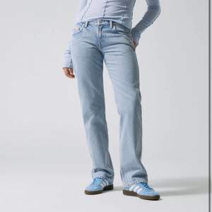 Säljer mina weekday Arrow jeans i färgen Summer Blue. Detta är lånade bilder från hemsidan, skriv till mig om ni vill ha egna bilder. Använda ett fåtal gånger. Dom är i stolek 27/34