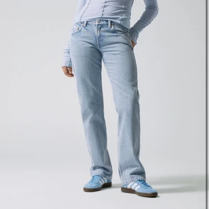Weekday Arrow jeans  - Säljer mina weekday Arrow jeans i färgen Summer Blue. Detta är lånade bilder från hemsidan, skriv till mig om ni vill ha egna bilder. Använda ett fåtal gånger. Dom är i stolek 27/34