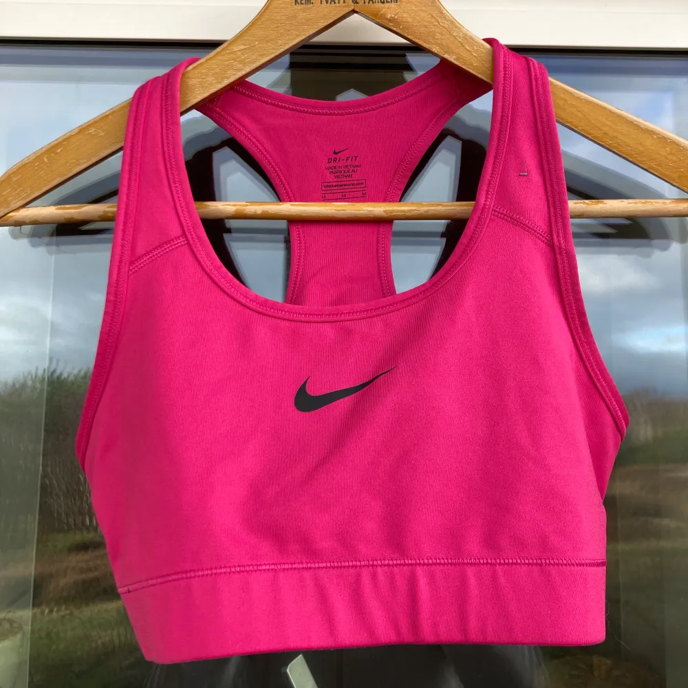 Snygg sport-BH från Nike i rosa. Inga skador storlek M. Passar S/M. . Toppar.