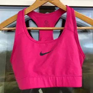 Snygg sport-BH från Nike i rosa. Inga skador storlek M. Passar S/M. 
