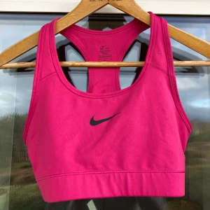 Nike sport-BH strl M - Snygg sport-BH från Nike i rosa. Inga skador storlek M. Passar S/M. 