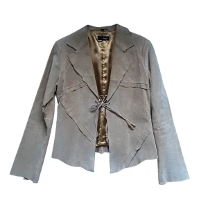 Vintage Suedejacket  - Otrolig vintage mockajacka med snörning och detaljer  Önskas fler bilder? Bara att fråga!🤘🏻