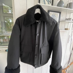 Vinter jacka  - Super skön vinterjacka från other stories! Storlek S men sitter overzised! Köpte den förra vintern för 1200 men inte kommit till användning!
