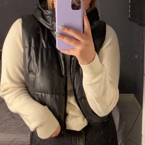 Skinn väst - Säljer nu min superfina vadderade skinnväst ifrån hm. De är den finaste västen jag haft, men den kommer inte till användning nu när jag köpt en ny.  Köparen står för frakten. 💓