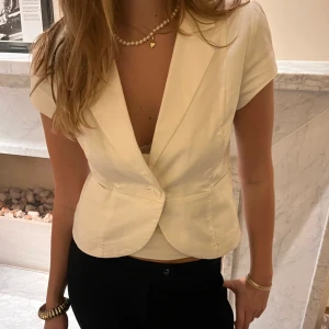 Kavajtopp - Denna kavajtopp släpps den 6e november på vår hemsida ❤️HÅLL UTKIK! Följ vår instagram som är länkad i vår profil ❤️