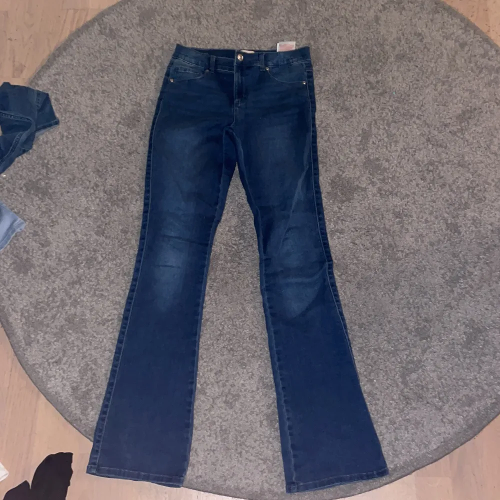 Säljer nu ett par super snygga mörkblå jeans i modellen flare ❣️dem är i storlek 164 men skulle passa en som har storlek 32-34 säljer billigt då jag vill bli av med dem fort❣️. Jeans & Byxor.