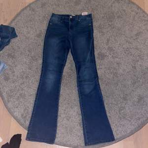 Säljer nu ett par super snygga mörkblå jeans i modellen flare ❣️dem är i storlek 164 men skulle passa en som har storlek 32-34 säljer billigt då jag vill bli av med dem fort❣️