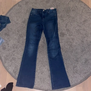 Fina mörkblå jeans  - Säljer nu ett par super snygga mörkblå jeans i modellen flare ❣️dem är i storlek 164 men skulle passa en som har storlek 32-34 säljer billigt då jag vill bli av med dem fort❣️