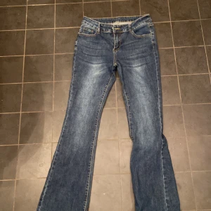 Mörkblåa jeans strl M läs beskrivningen🌸 - Säljer dessa midwaist mörkblåa jeans💗, strl M fast  passar nog S, bra skick.  Skriv för mått och sånt💗💗 du står för frakten💕