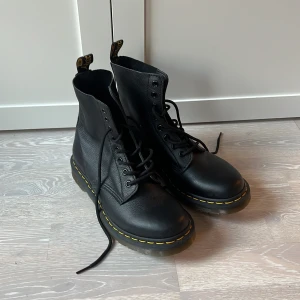 Dr Martens - Helt oanvända äkta Dr Martens. Nypris ca 2000 kr. Storlek 39.