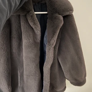 Faux fur jacka  - Säljer min faux fur jacka i strl L
