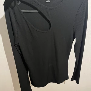 Svart tröja - Svart tröja aldrig använd helt ny.