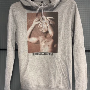 2pac - 2pac hoodie grå! Super snygg! Inte använt så mycket. Storlek M