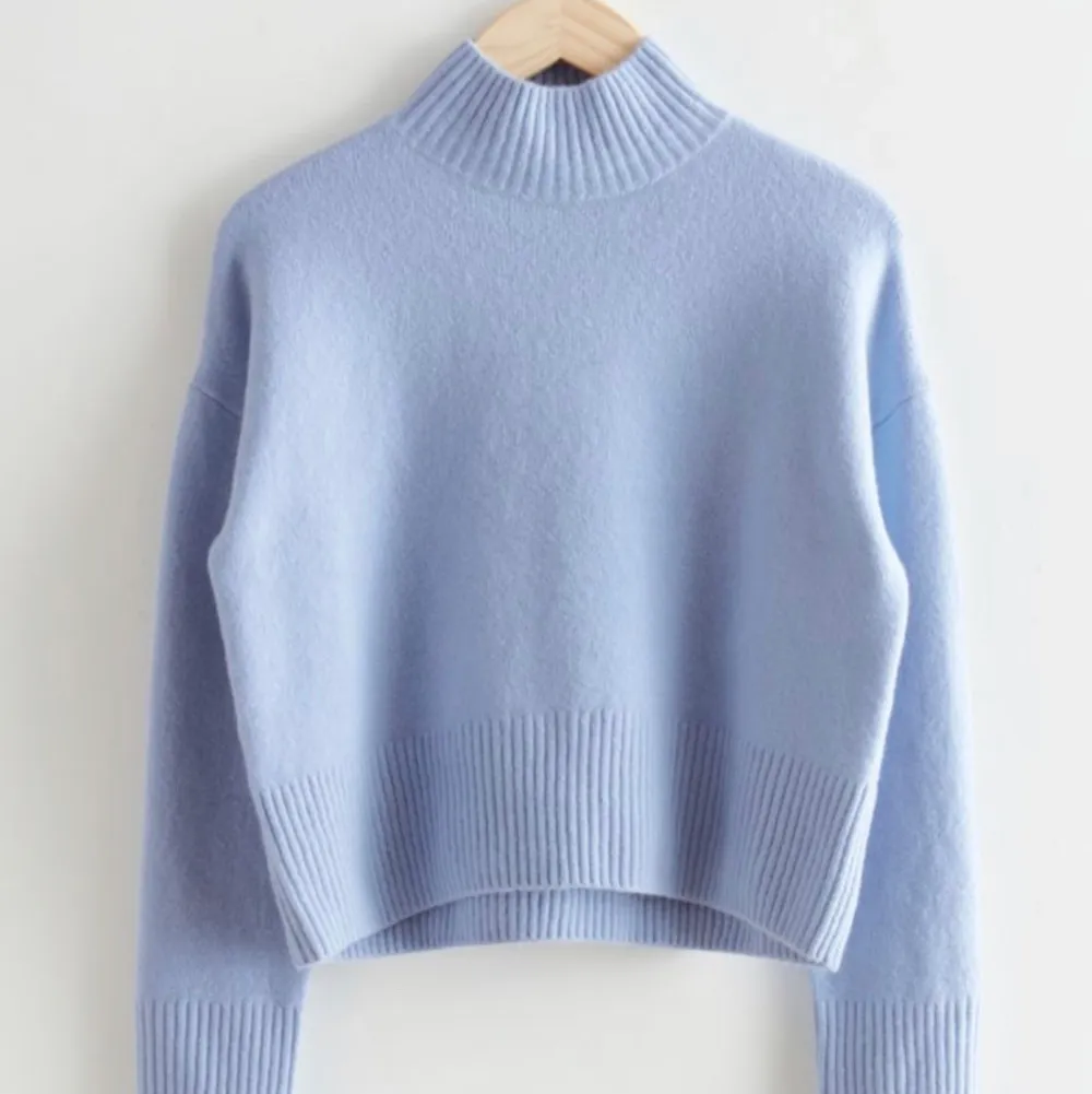 Säljer denna fina och ljusblåa stickade tröjan från & other stories pga att den blivit för liten. Använd några gånger men inget slitet!!😽😽. Stickat.