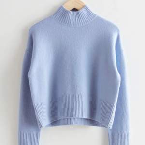 Säljer denna fina och ljusblåa stickade tröjan från & other stories pga att den blivit för liten. Använd några gånger men inget slitet!!😽😽
