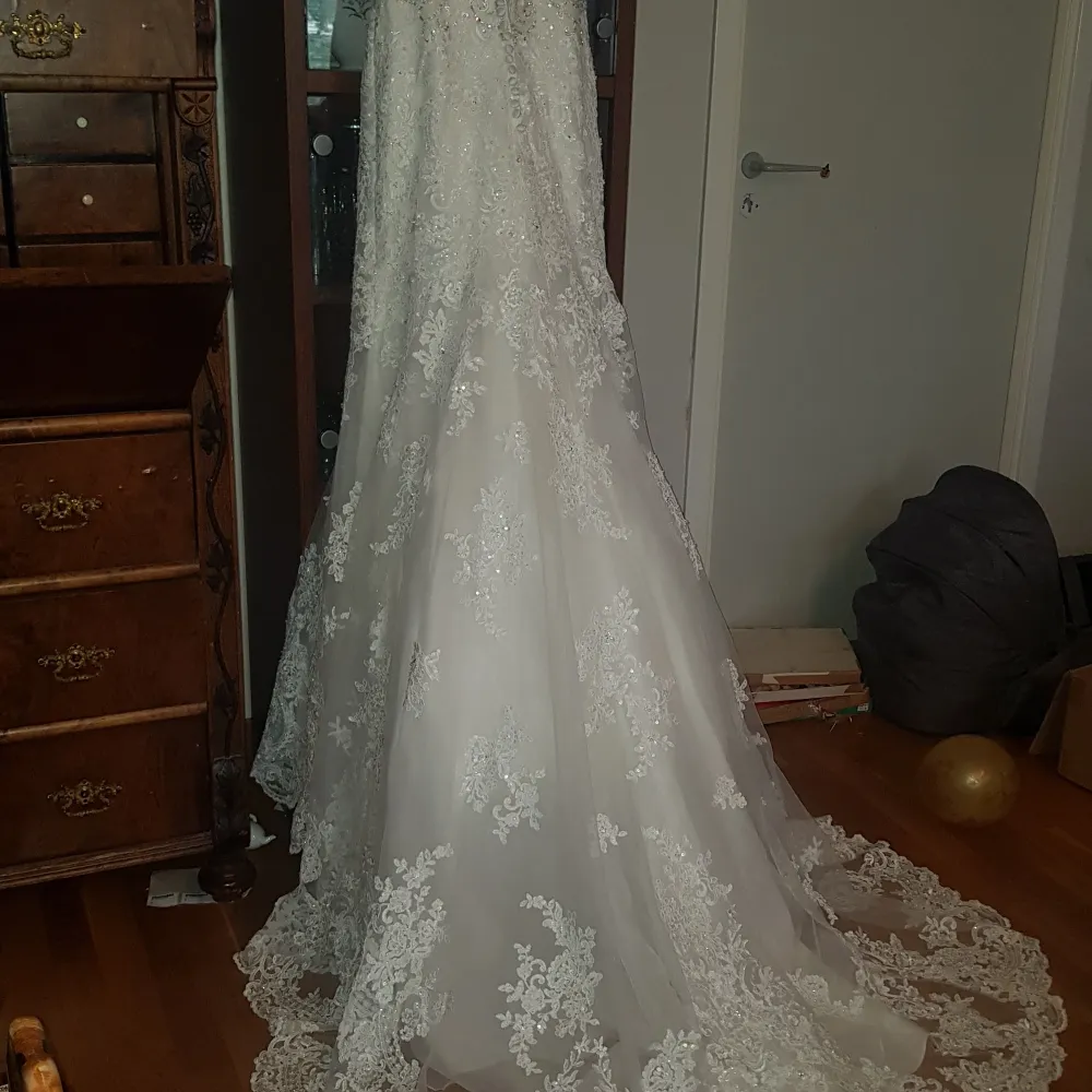 Selling my wedding dress size 37 -38S size. Used only 1 time. I bout it this year. Klänningar.