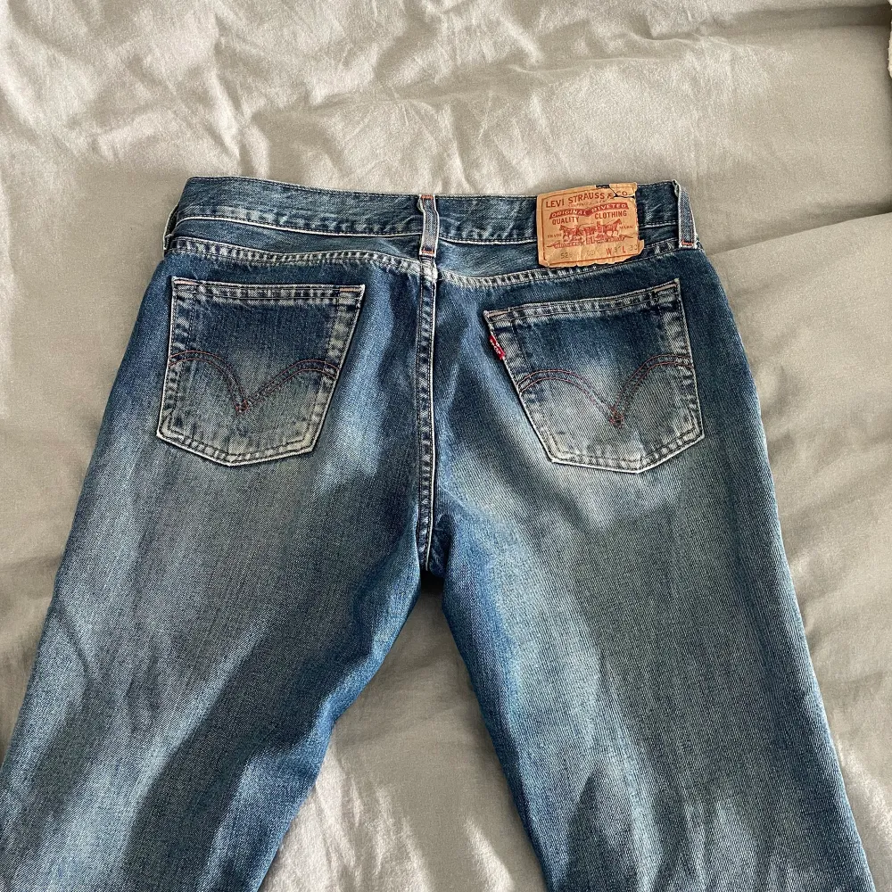 Ett par sviiinsnygga 529 Vintage Levis jeans!! Om jag inte har fel för mig är de från 1985 ish. Köptes second hand för ungefär 1 år sedan ❤️❤️ vid många intresserade blir det budgivning ❤️ Storlek 31/30 som sitter bra på mig med storlek 26 eller 27❤️. Jeans & Byxor.