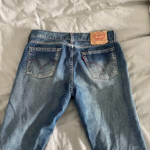 Ett par sviiinsnygga 529 Vintage Levis jeans!! Om jag inte har fel för mig är de från 1985 ish. Köptes second hand för ungefär 1 år sedan ❤️❤️ vid många intresserade blir det budgivning ❤️ Storlek 31/30 som sitter bra på mig med storlek 26 eller 27❤️
