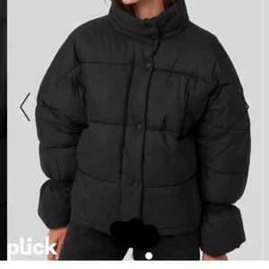 Puffig vinterjacka svart - Jacka från NA-KD men köpt här på Plick. Den har inga håll elelr märken❤️‍🔥säljer den för har köpt en ny vinterjacka. Frakt betalt du 📦 