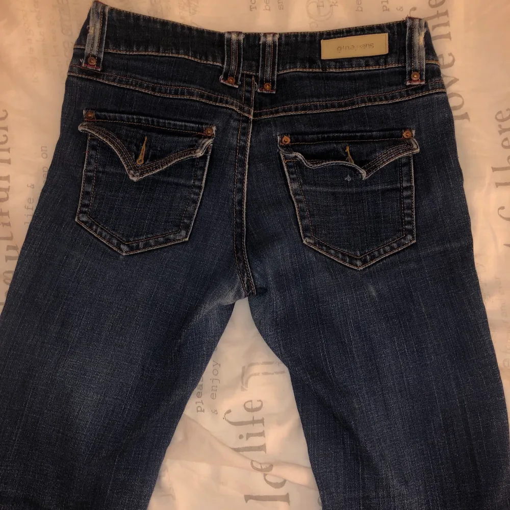 Snygga mörkblåa bootcut jeans från Gina tricot. Hör av dig för fler bilder! Är ca 168cm.  (finns inga knappar på bakfickorna) Har likadana i ljusblåa 🌸. Jeans & Byxor.