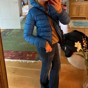 colmar Jacka - Jättefin blå Colmar jacka som inte går att få tag på längre. Inköpt vintern 2020 och är i storlek 38 Italiens men motsvarar en xs/s. Jättefint skick förutom en fläck (sista bild), inget man tänker på och bör gå bort i kemtvätt! Nypris: 5000kr💓