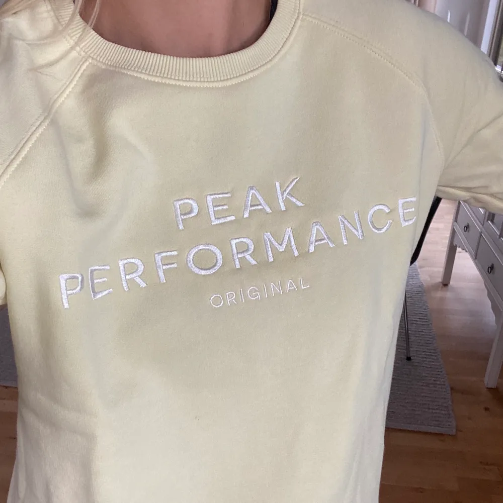 Gul peak performance tröja i storlek XS. Tröjan är i gott skick och knappast använd. Köparen står för frakten!💕. Tröjor & Koftor.