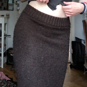 stickad höstkjol - varm höst kjol i en jättefin brunfärg. går ner till mina vader och har inga fläckar eller skador