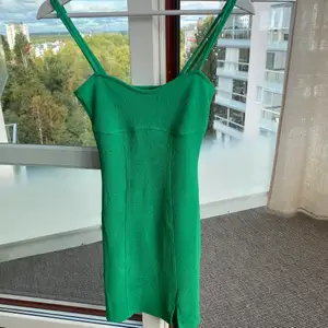 kort grön klänning med slits 🐉 aldrig använd.