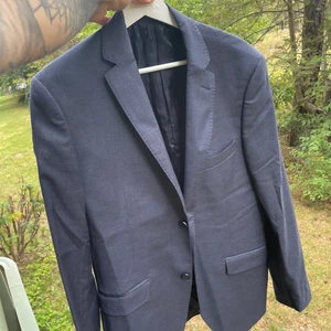 Kavaj - Storleken sitter ungefär som 38/40.  Passade mig när jag använde storlek M i T-shirt.