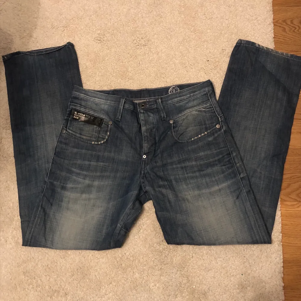 Ett par jättefina G-star jeans som jag hittat i en låda hemma:) Säljer eftersom att dem är för små på mig tyvär:( storleken är uppskattad eftersom att det inte fanns någon lapp💞Säljer för 200 men det blir budgivning om fler är intresserade🪩💗. Jeans & Byxor.