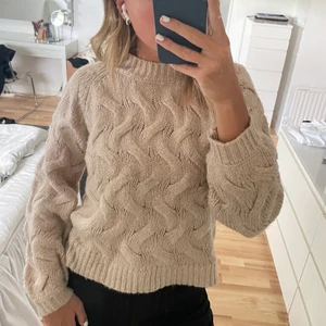 Stickad tröja - Beige stickad tröja från nakd. Köparen står för frakten💗