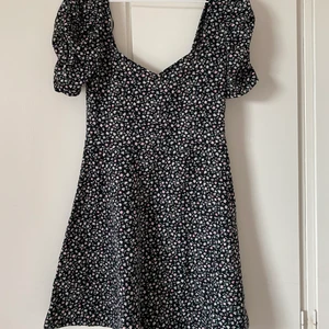 Svart klänning  - Svart klänning från h&m, använd fåtal gånger💕