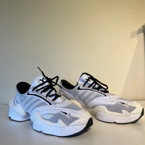 Adidas Y3 Ren white - Skick 9/10 använda 1 gång, de går inte att hitta längre vad jag kan se i den storleken.  Storlek: 10 1/2  Köpta i affär för 4000kr, låda eller kvitto finns inte längre.