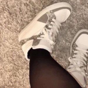 Zadig skor - Ett par unika snygga zadig skor. Köpte i London🤍🤍💗💗 Storlek 38. Vita & silvriga