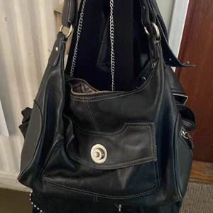 Väska - Jättesnygg väska som jag köpte på sellpy men som tyvärr inte faller mig i smaken, köpte för 75kr + frakt på 50kr