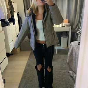 Zara jacka  - Perfekt jacka nu till hösten/vintern. Som är väldigt mjuk inuti 💘från zara💘 köpt för 900. Säljs för 399. Jackan är i storlek xl men är mer som en medium!!! (jag står ej för frakten) kom privat vid intresse !💘