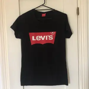 En T-shirt med trycket Levis som köptes i Turkiet. Ej använd. Stl L. 