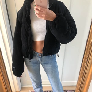 Svart höst/vinterjacka - Säljer denna jätte mjuka sköna jacka som är från Urban Outfitters! Perfekt till höst och vinter, materialet är sammet utanpå 🍂