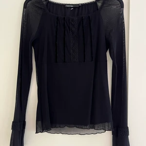 Svart topp - Super söt o fin svart topp som jag älskar, säljer pga att den ej kommer till användning 