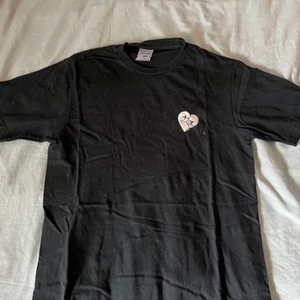 T-shirt  - Skön och unik ripndip tröja i storlek xs. Bra skick utan hål eller liknande. Köparen står för frakten😁