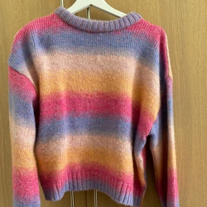 Stickad tröja  - Stickad tröja från BikBok, nästan helt oanvänd! Köpt för 400kr. Storlek S. 