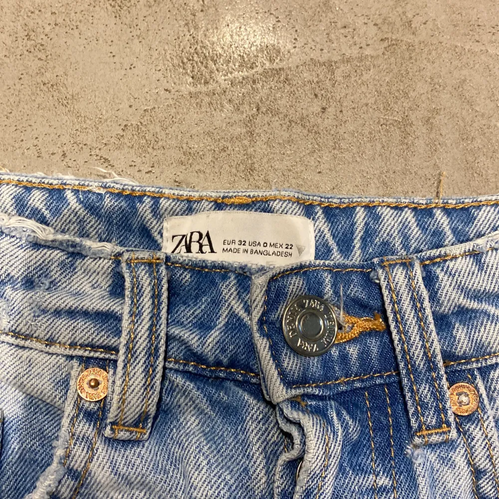 Ljus blåa högmidjade zara jeans, jättefina men är tyvärr för små för mig, använd några få gånger bara ( köparen står för frakten 💕) . Jeans & Byxor.