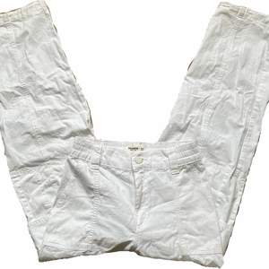 Jag säljer dessa helt oanvända vita cargo byxor från pull and bear. De är mid waist men funkar precis lika bra som low waist som ni ser på bilden. Jag kan mötas upp i Stockholm och frakta, då står köparen för frakten💕