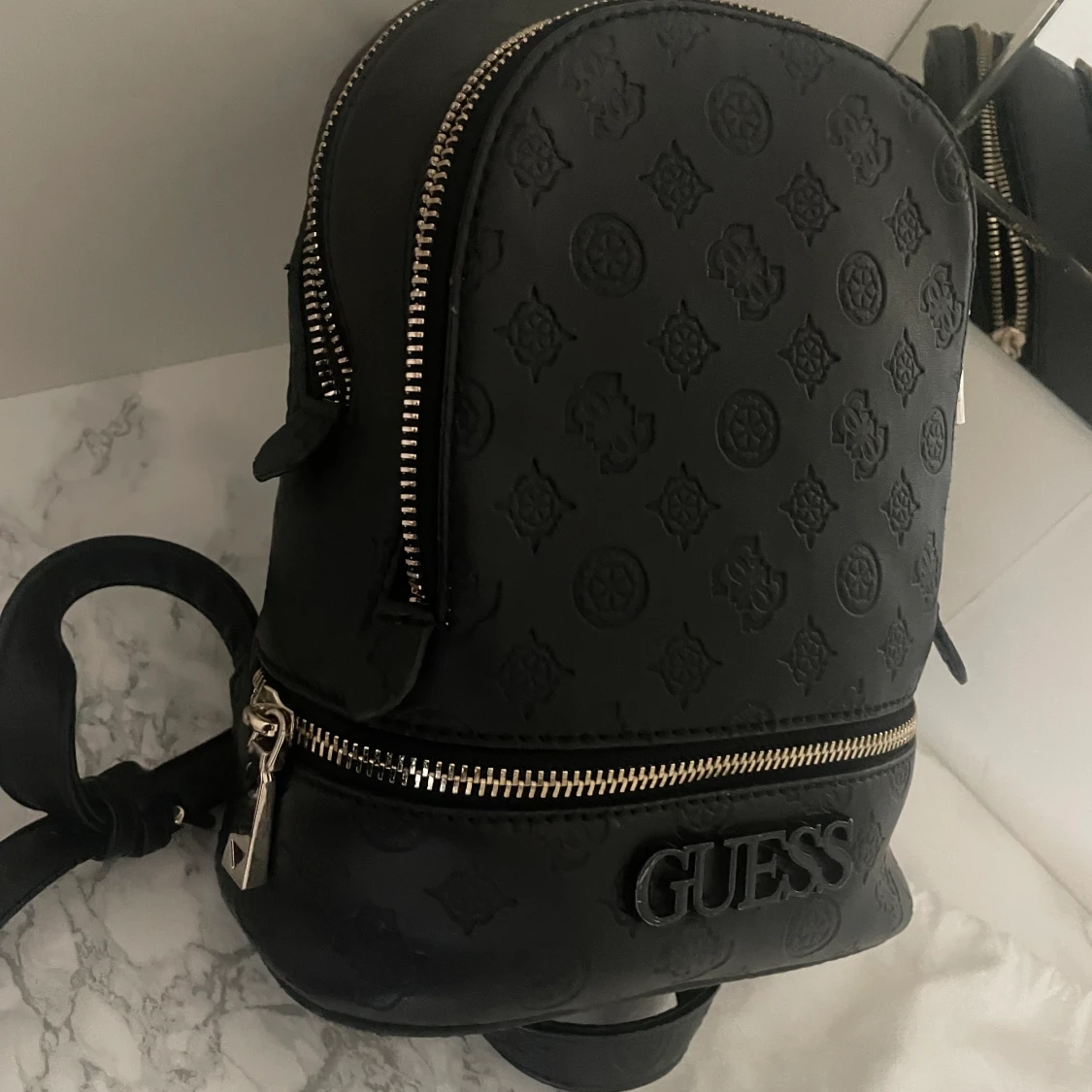 GUESS ryggsäck.  - 91