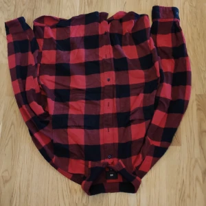 H&M Röd flanellskjorta - En röd flanellskjorta från h&m storlek Large. Endast använd ett fåtal gånger så i gott skick. 100kr + frakt men priset är förhandlingsbart☺️ Skriv gärna om du vill ha mer info eller bilder!