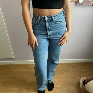 Weekday Rowe Jeans  - Size - 27/30 , Condition - Used but in excellent condition, Style - straight high waisted blue jeans  