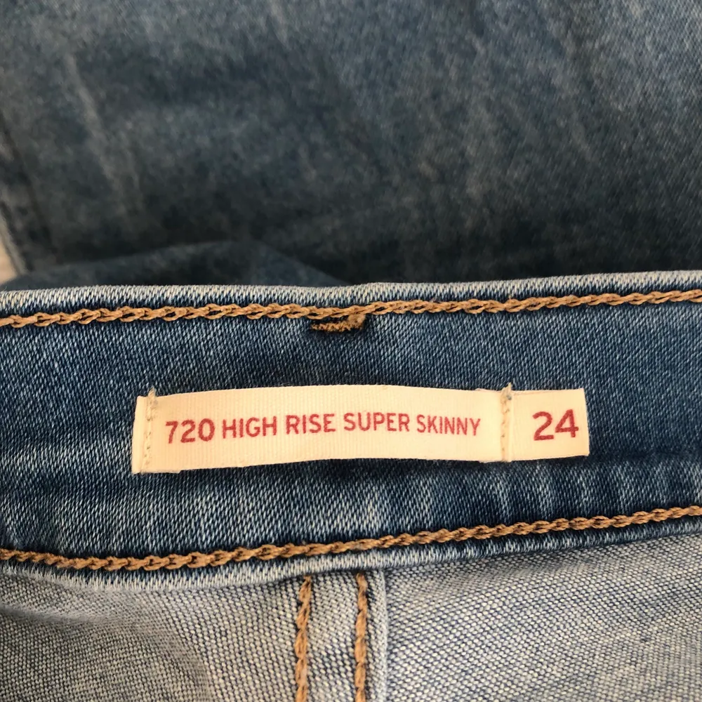 Säljer mina Levis jeans i stlr 24 modell 720, köpta i new york! I mycket gott skick<3. Jeans & Byxor.