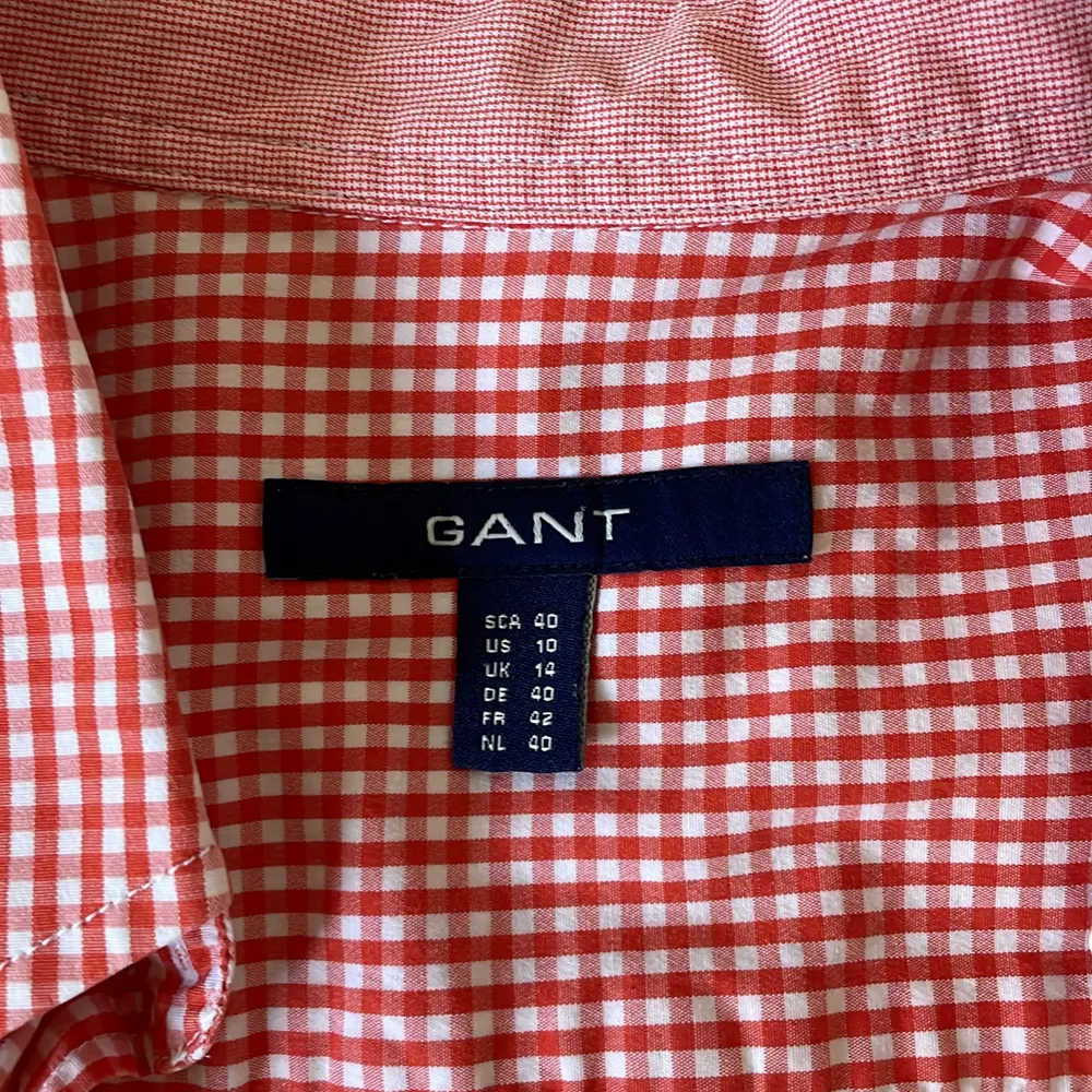 Casual gant shirt, very comfortable elastic material. I am size S and it fits perfectly . Skjortor.