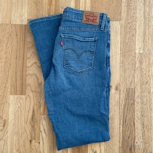 Levis jeans - Medel midjade och skinny jeans. Är som oanvända och säljer pga att de är för små. Stolek : M Leverans : Kan mötas upp eller posta (du står för leverans kostnad)