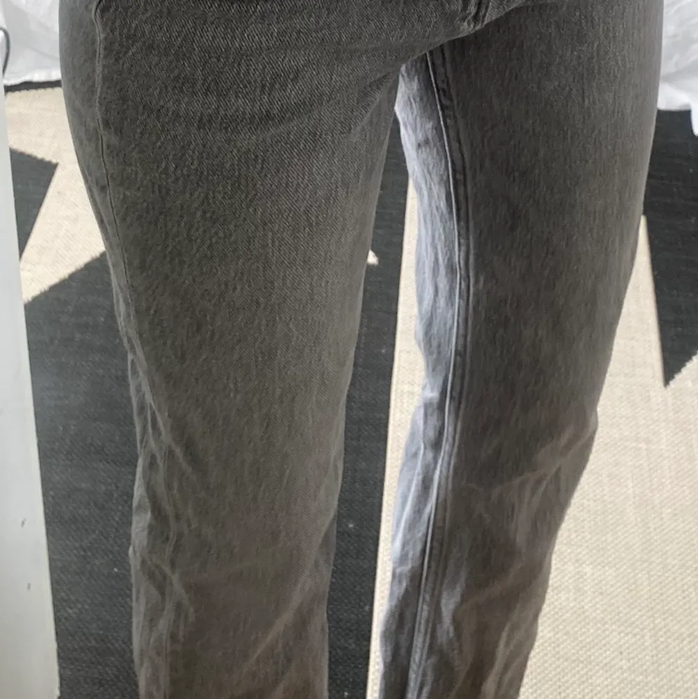 Ett par super snygga jeans i en typ tvättad grå färg, sitter super snyggt och formar fint!! Storlek 26/34 som passar mig som har 36/S i byxor ❤️. Jeans & Byxor.